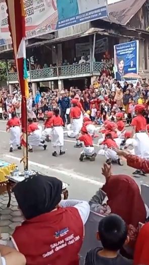 Pura-Pura Pingsan, Tim Gerak Jalan SD Ini Bikin Anggota TNI Panik
