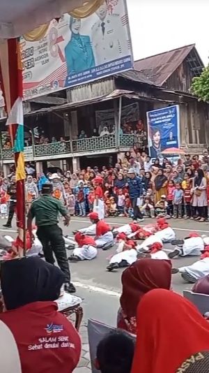 Pura-Pura Pingsan, Tim Gerak Jalan SD Ini Bikin Anggota TNI Panik