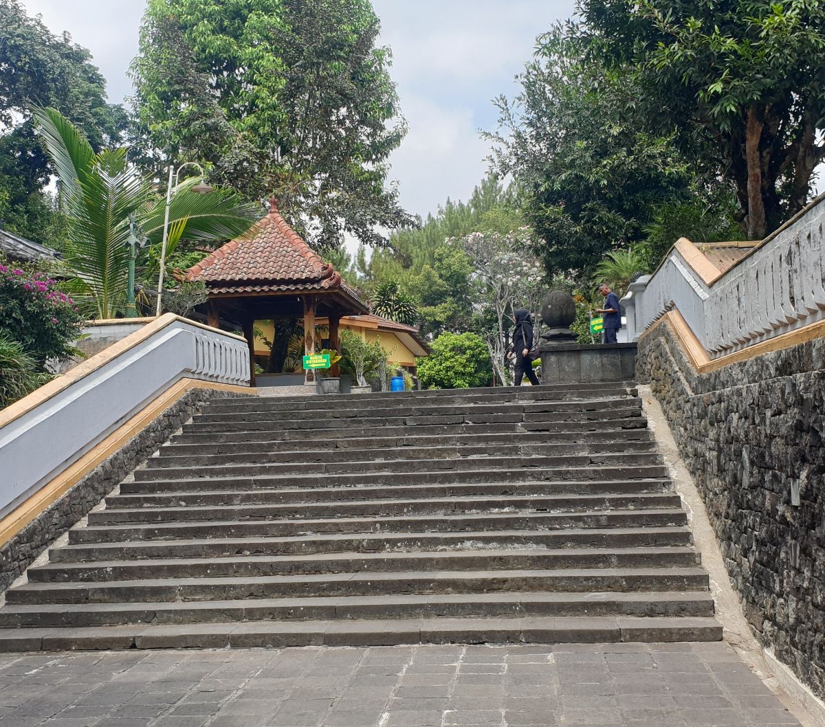 Sering Dikunjungi Para Jenderal TNI, Ini Kondisi Makam Soeharto di Lereng Lawu