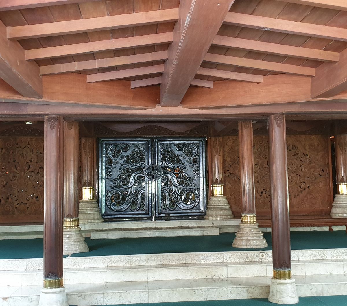 Sukirno menegaskan, jika tidak pernah ada ritual khusus di makam keluarga Soeharto. Hanya dilakukan peringatan saat hari lahir atau hari wafat. Baik untuk Soeharto maupun Siti Hartinah. Itupun hanya dilakukan oleh keluarga dan karyawan hotel milik keluarga di Solo.