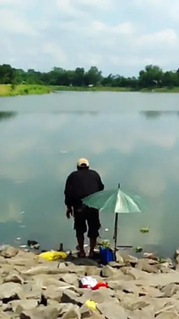 Yuli dan warga lainnya khawatir terjadi bencana seperti di Situ Gintung yang menelan korban jiwa. Meski PT Tirta Asasta akan membuat selokan, namun menurut warga, hal itu tidak menjamin banjir lumpur akan masuk ke saluran itu.