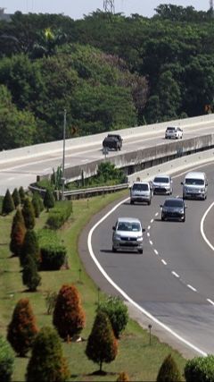 - Gerbang Tol Cililitan Utama
- Gerbang Tol Taman Mini
- Gerbang Tol Dukuh
- Gerbang Tol Cibubur
- Gerbang Tol Cimanggis
- Gerbang Tol Gunung Putri
- Gerbang Tol Kranggan
- Gerbang Tol Citeureup
- Gerbang Tol Sirkuit Sentul 
- Gerbang Tol Sentul Selatan 
- Gerbang Tol Bogor
- Gerbang Tol Bogor Selatan 
- Gerbang Tol Ciawi