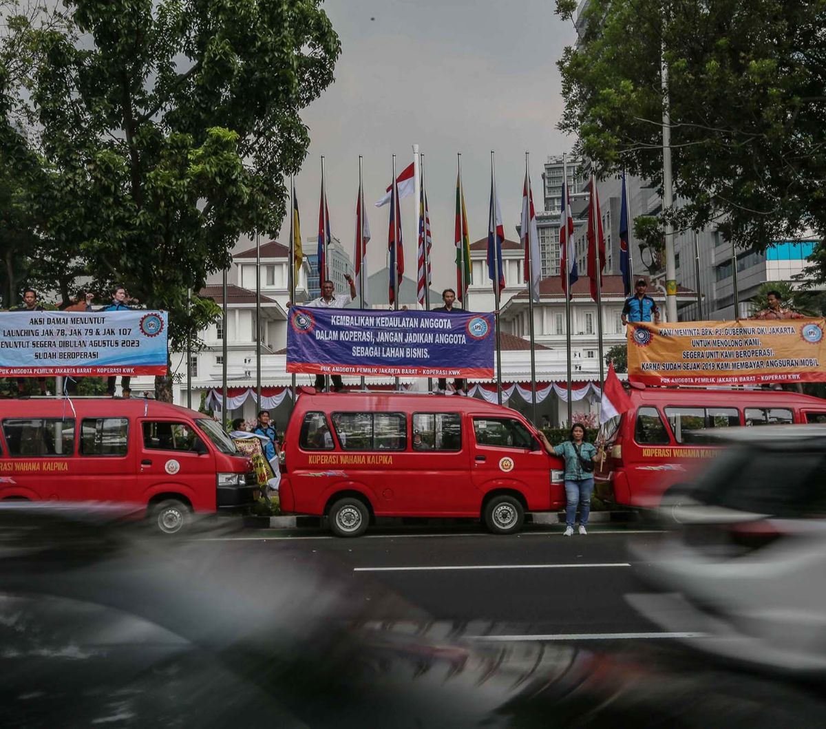 Sejumlah sopir angkutan umum (angkot) Koperasi Wahana Kalpika (KWK) berunjuk rasa di depan Balai Kota DKI Jakarta, Rabu (2/8/2023). 

Dalam aksinya, sopir angkot tersebut meminta Pemprov DKI Jakarta segera mengeluarkan SK Jakarta Barat untuk Jak 78, Jak 79, dan Jak 107 agar mereka bisa segera beroperasi pada Agustus 2023 ini.