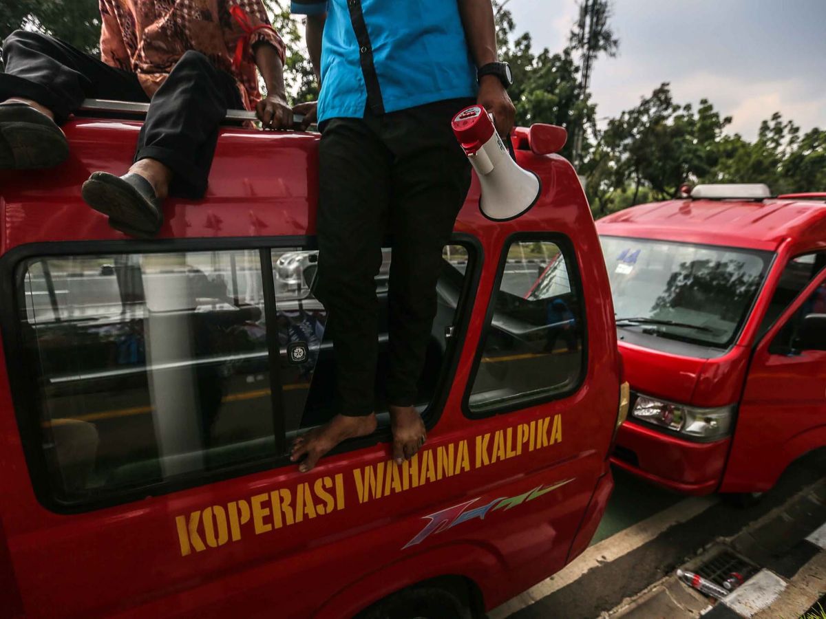 FOTO: Tuntut Segera Diizinkan Beroperasi, Sopir Angkot KWK Geruduk ...