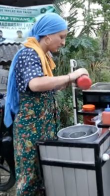 Aksi Melissa Asal Prancis Jualan Cilok Jadi Sorotan 'Job Baru, Saya ...