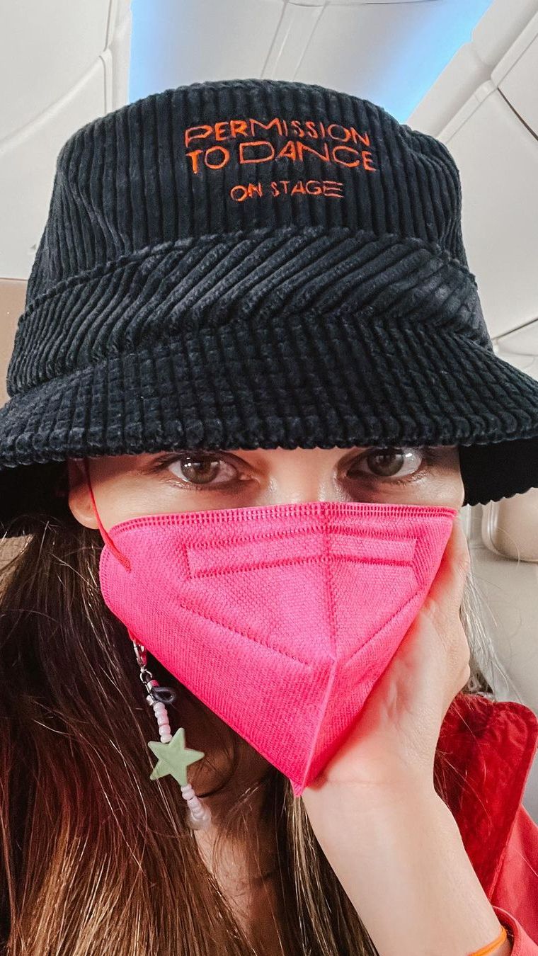 Wanita Pakai Topi dan Masker Ini Artis Terkenal, Coba Tebak?