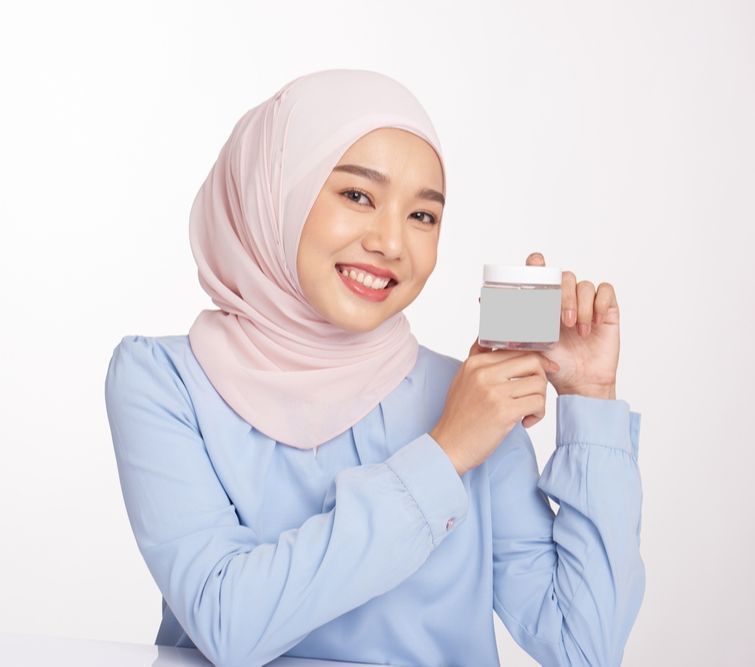 Penyebab Komedo dan Jerawat Muncul Saat Pakai Kosmetik Baru