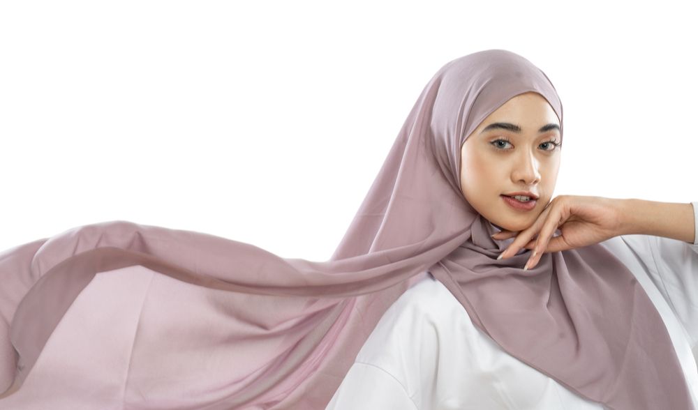 1. Cocokkan Warna Pin dengan Hijab