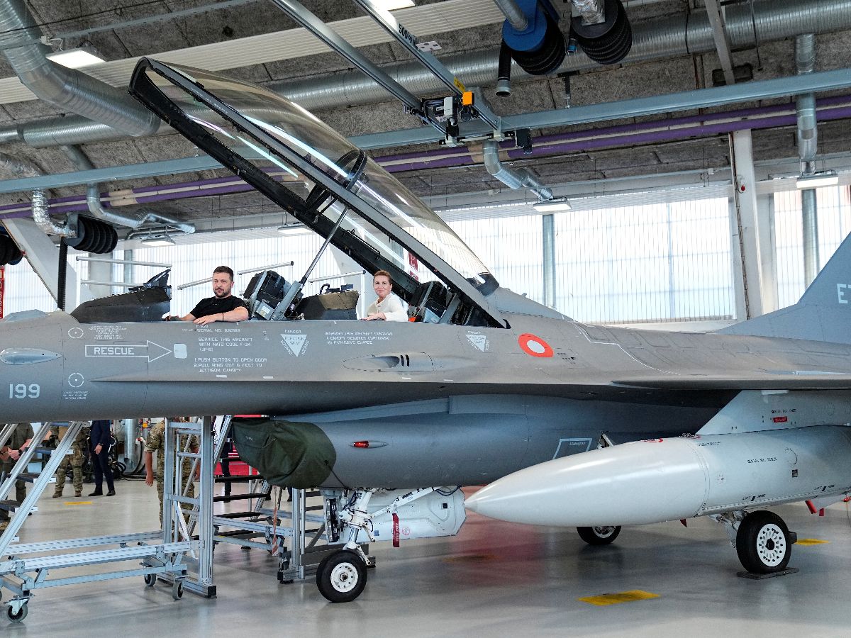 FOTO: Girangnya Presiden Ukraina Volodymyr Zelenskyy Dikasih Belasan Jet Tempur F-16 dari Denmark dan Belanda