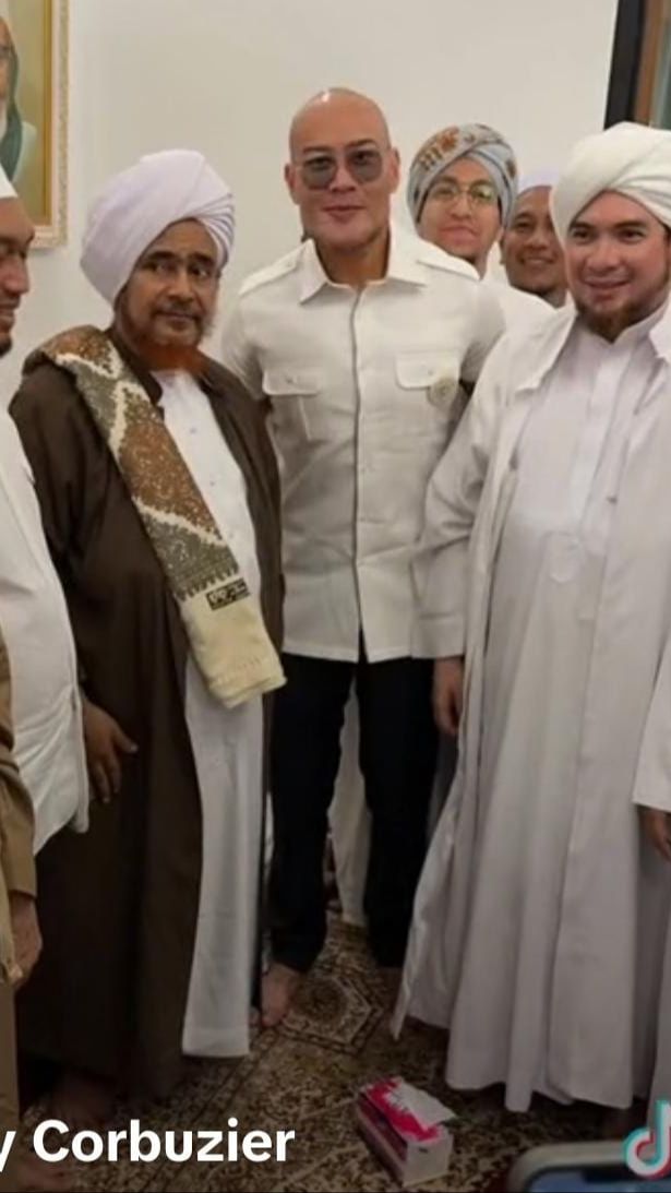 Deddy Corbuzier Cium Tangan dan Foto Bareng Habib Umar, Bikin Netizen Menangis Iri