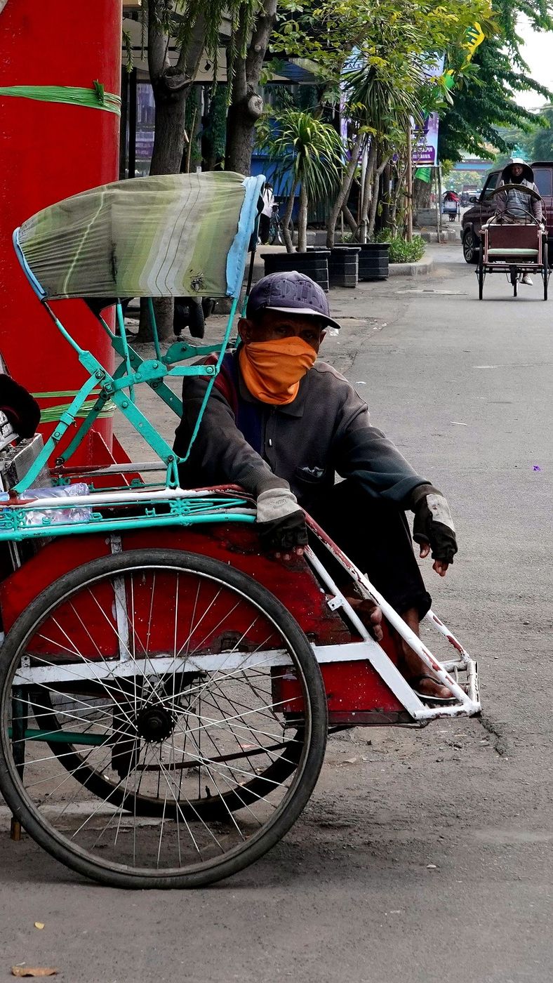 Viral Momen Wanita Tak Dikenal Beri Amplop ke Tukang Becak di Solo, Ternyata Ini Isinya