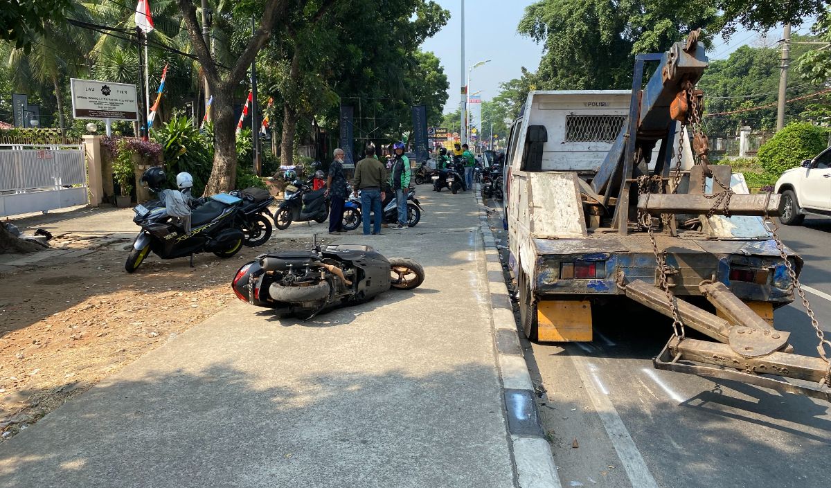 Penyebab Truk Tabrak Pemotor Di Lenteng Agung: Kaget Disalip Mobil ...