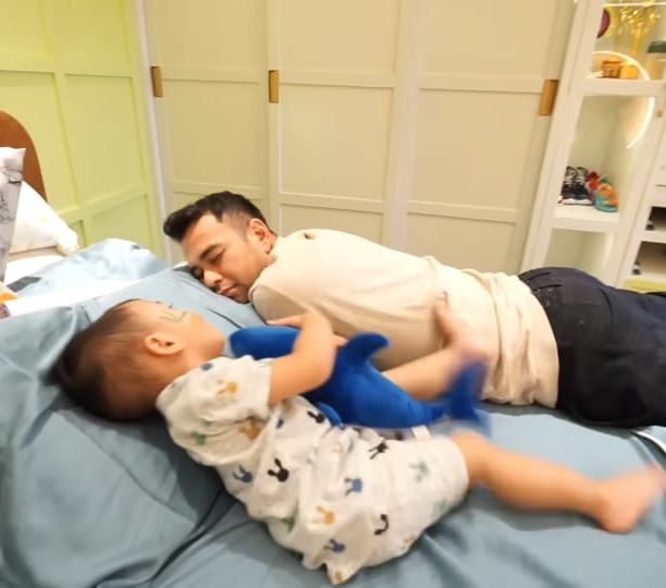 Rayyanza Ngamuk Raffi Ahmad Tidur di Kasurnya, Auto Digebuk Sapu - Cuma Sus Rini yang Dapat Izin