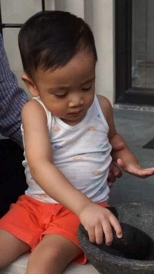 Gaya Si Bungsu Rayyanza Pakai Singlet Lesehan di Depan Rumah Sambil Ngerujak, Gemesin Abis!