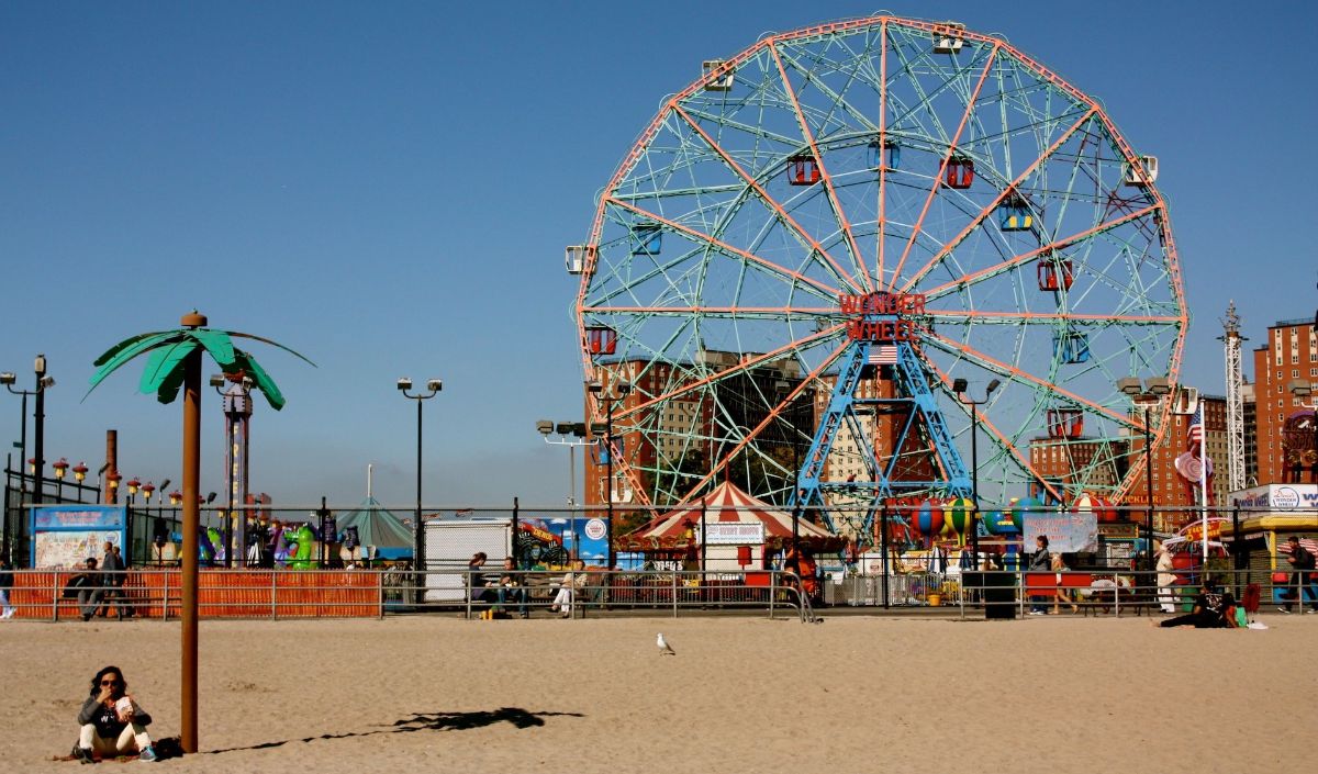 The Deno's Wonder Wheel is the icon of Coney Island. This old and historic giant Ferris wheel will take you 46 meters up above the ground to enjoy the beautiful panoramic view of the surrounding area.
