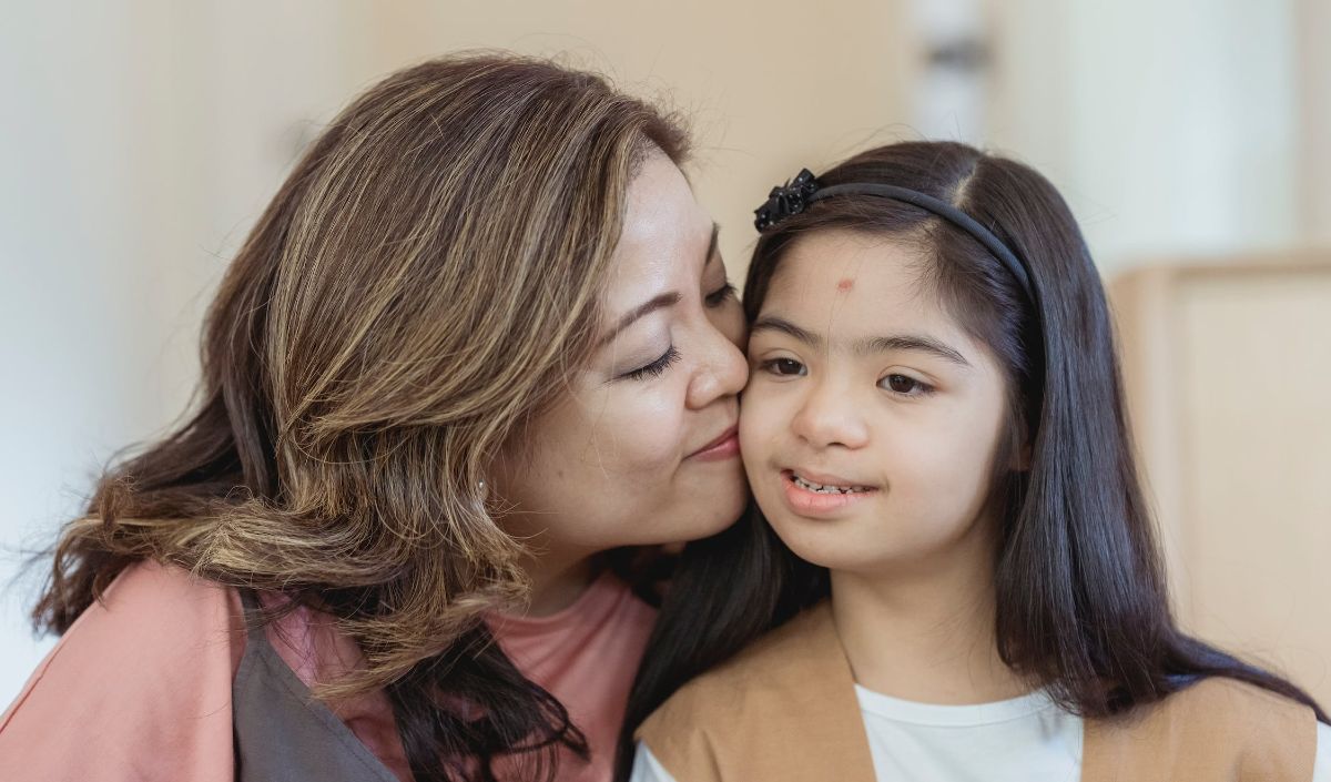 Cerebral palsy disebabkan oleh gangguan perkembangan otak pada anak, yang mengakibatkan masalah dalam pergerakan dan postur tubuh.