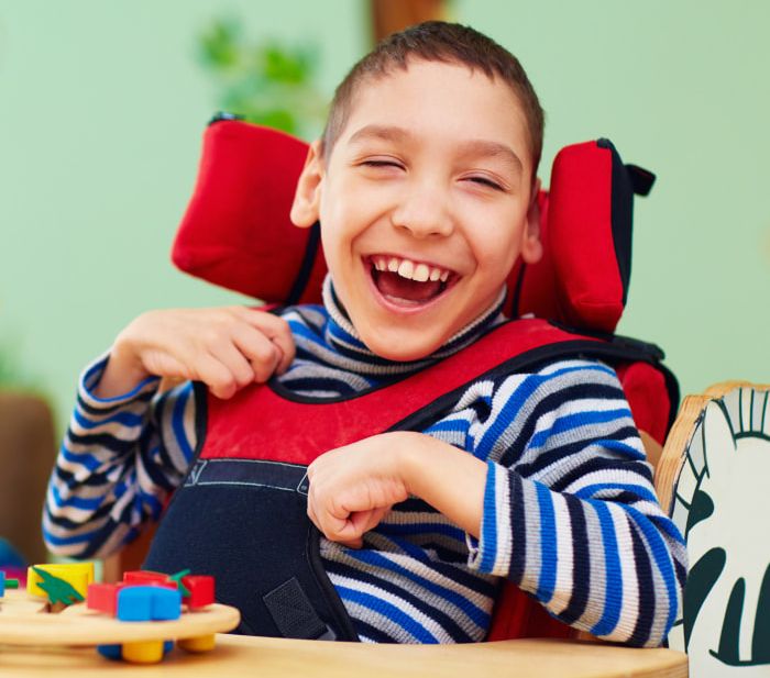 Gejala cerebral palsy mencakup masalah pergerakan, postur, komunikasi, serta gangguan pada sistem saraf. Gejala ini dapat bervariasi dari satu individu ke individu lainnya. Beberapa gejala yang mungkin muncul adalah:
