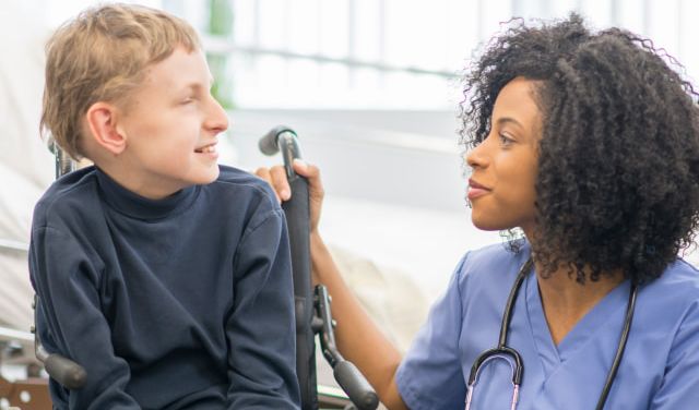 Jika Anda mencurigai ada gejala cerebral palsy pada anak Anda, segera berkonsultasi dengan dokter untuk diagnosis dan penanganan yang tepat.