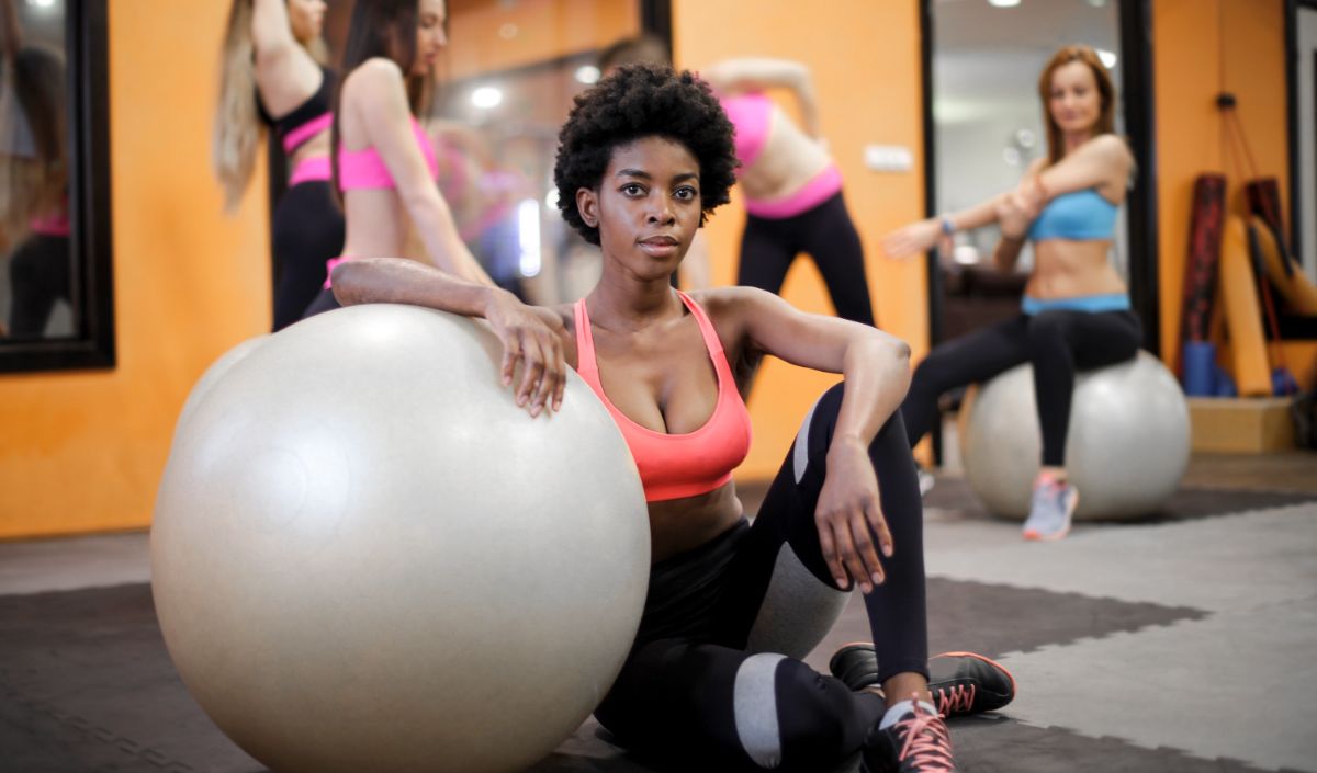 Sit-up dengan Gym Ball