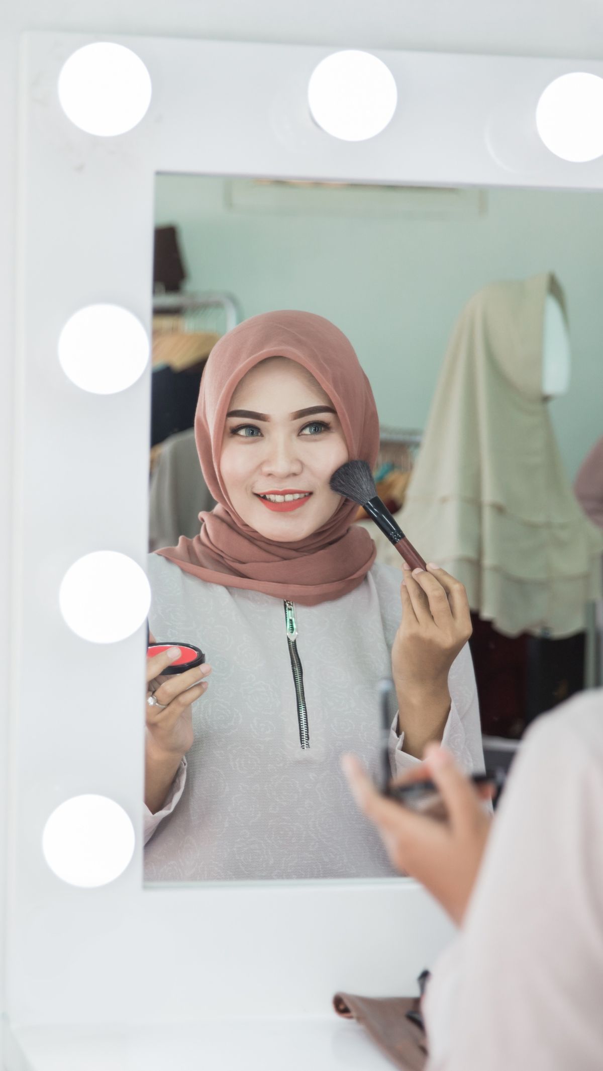 Pria Ini Habiskan Jutaan Rupiah untuk Makeover Pacar, Penampilan Baru Kekasihnya Bikin Pangling
