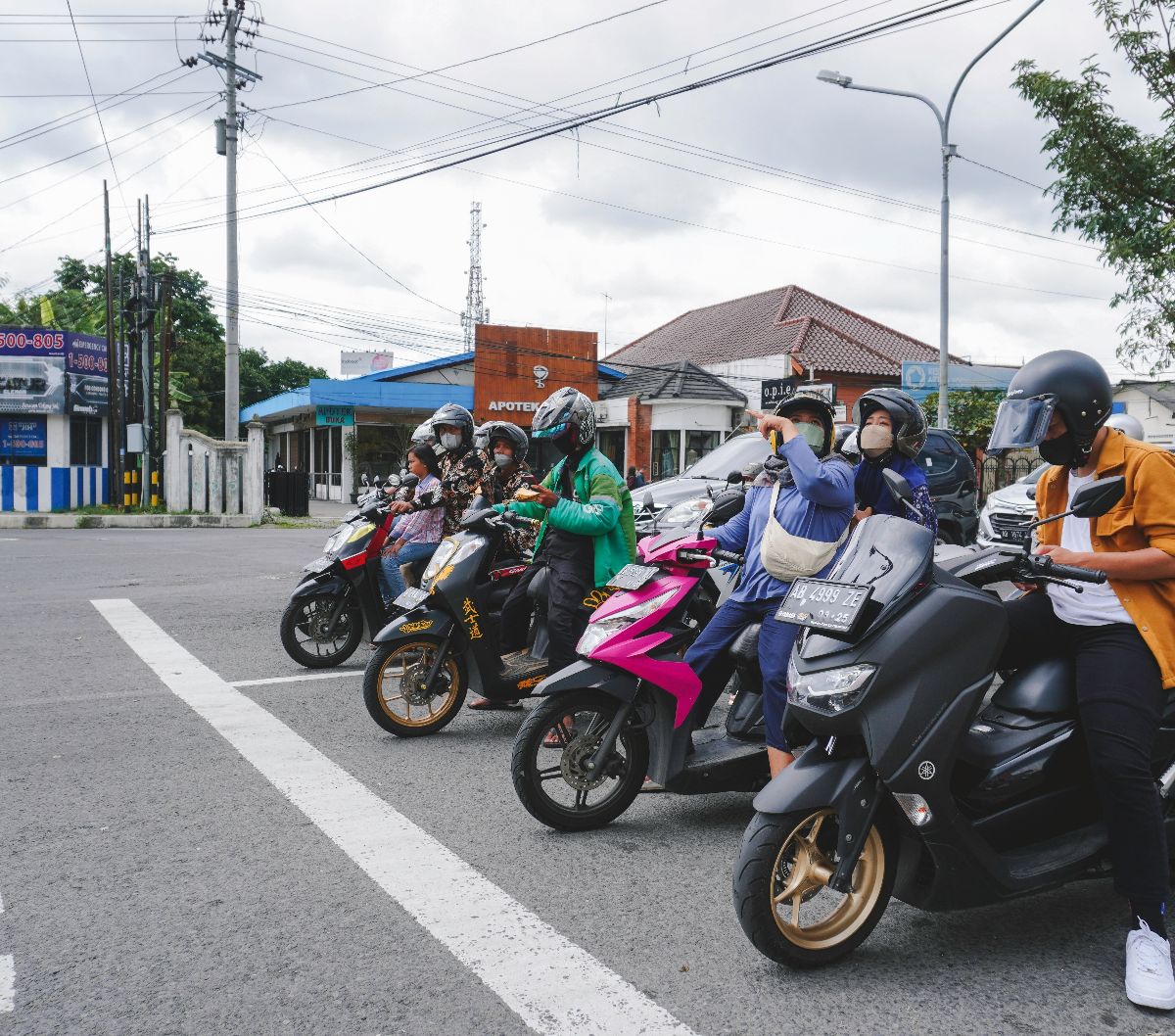 Biar Pengendara Nggak Ngebut, Kota Ini Bikin Garis Numpuk di Jalan yang Membingungkan
