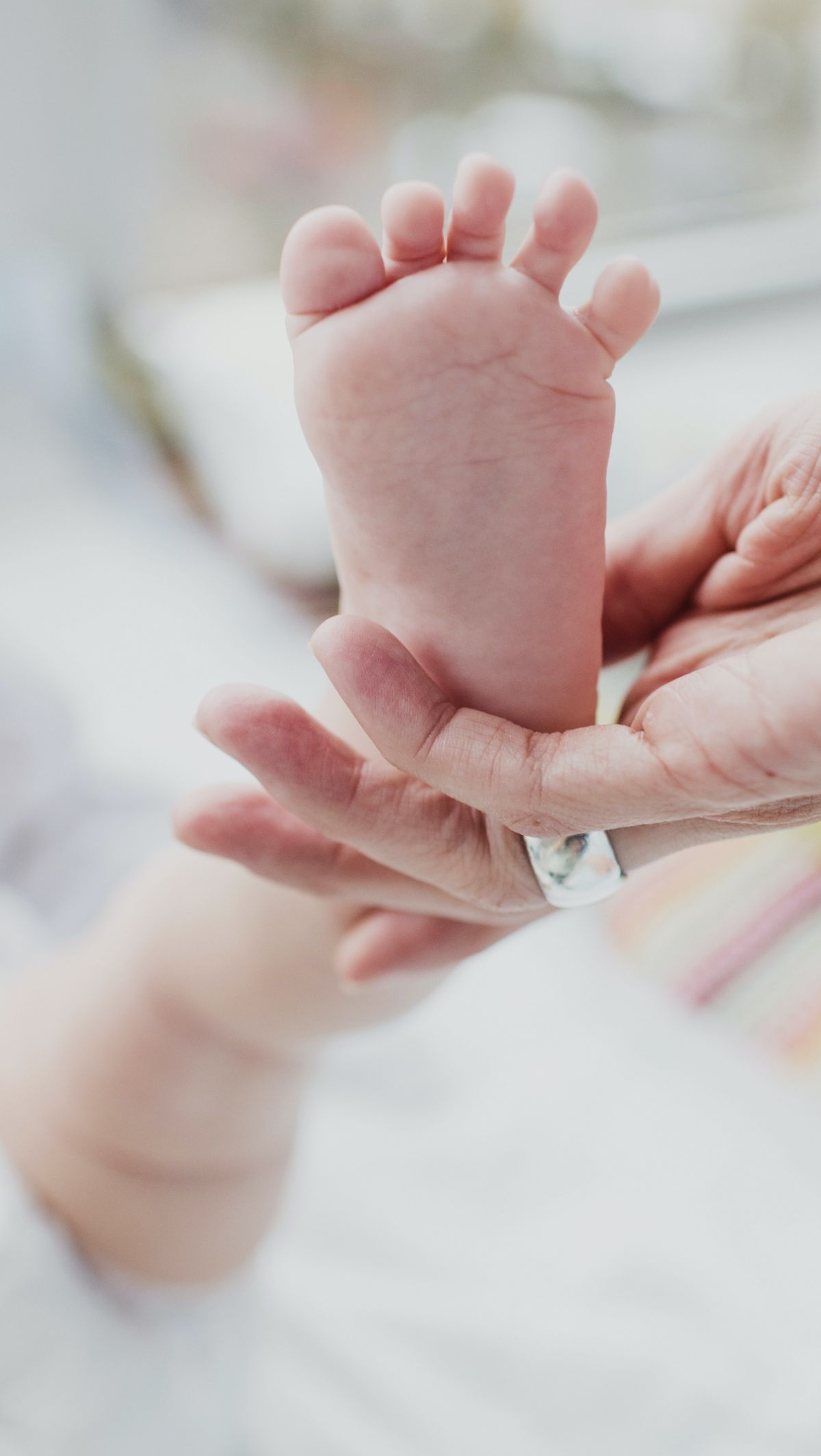 Bayi Paling Santuy, Baru Lahir Langsung Ongkang Kaki