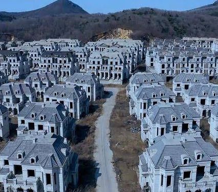 Penampakan Ratusan Rumah Mewah Terbengkalai Jadi Kota Hantu