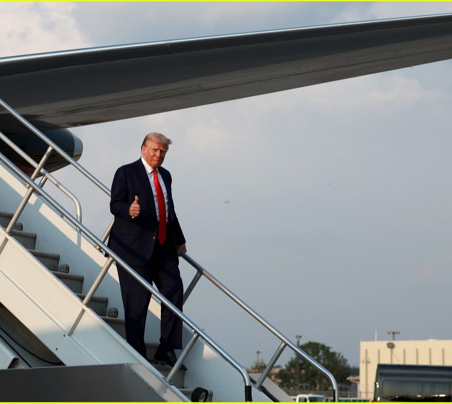 The former President of the United States turned himself in at the prison on Thursday, August 24. Not long after, he arrived in the city. <br><br>A photo shows him getting off his plane and heading to prison.