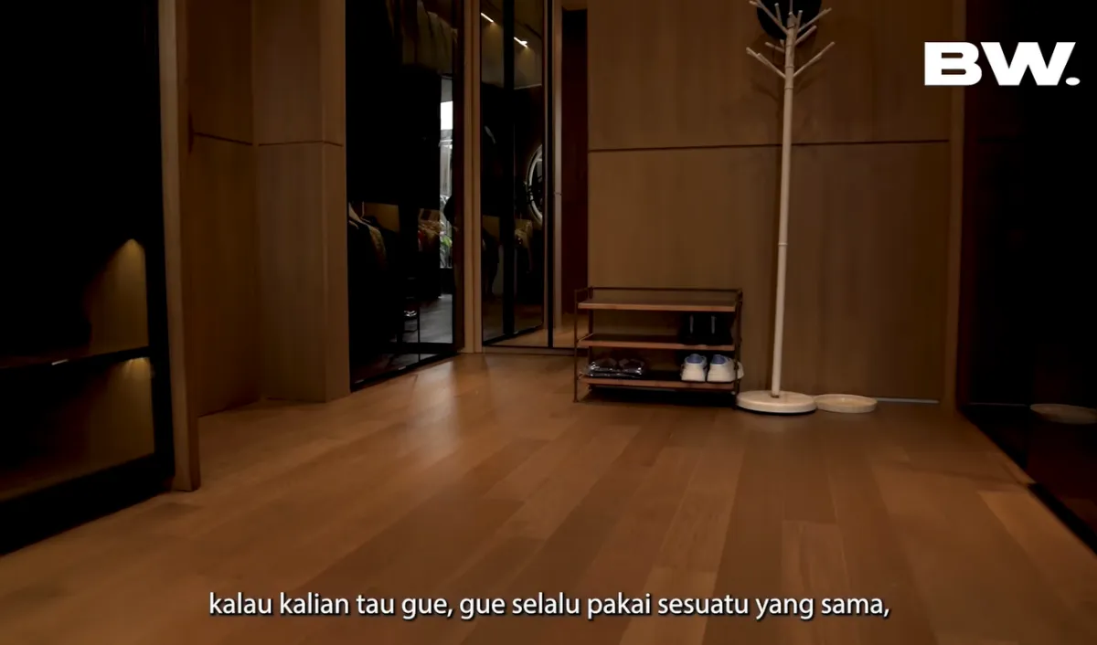 Boy kemudian menunjukan ruangan wardrobe. Di ruangan ini menjadi tempat Boy menyimpan pakaian hingga berbagai aksesoris untuk menunjang penampilannya. 