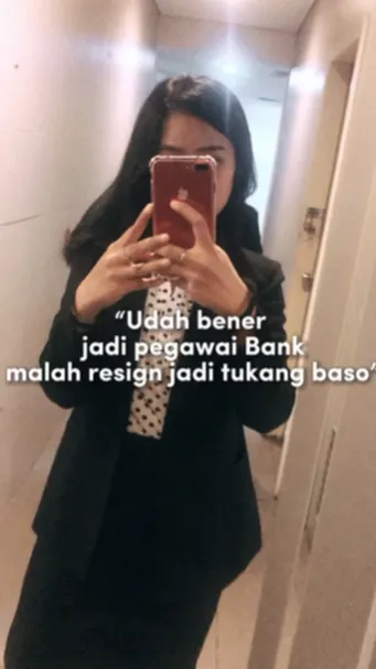 Penampilan Margaretha saat masih jadi pegawai bank.