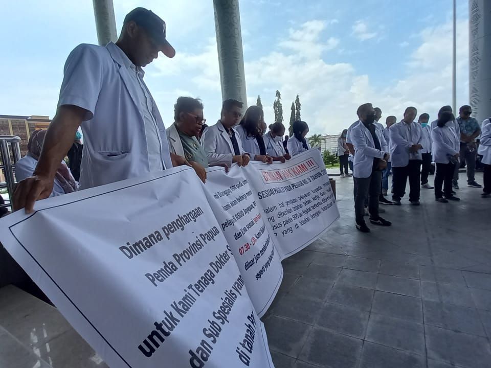 TPP Dibayar Rendah, Puluhan Dokter Spesialis di Papua Geruduk Kantor Gubernur Papua
