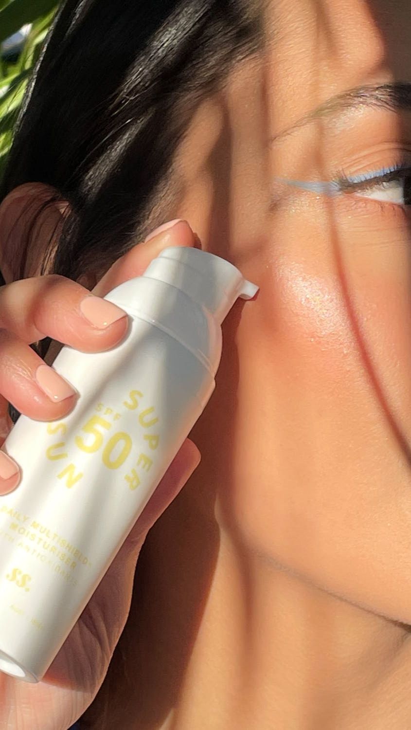 Tidak hanya mengandalkan perawatan alami, penggunaan skincare dan sunscreen juga diperlukan untuk menjaga kesehatan kulit.