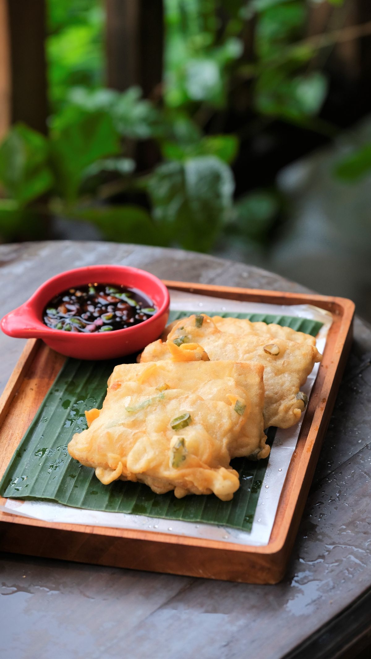 Mendoan disajikan bersama sambal kecap