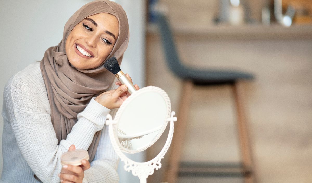 3. Set Makeup dengan Bedak dan Setting Spray