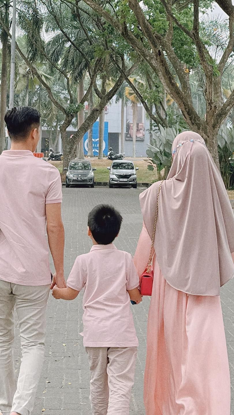 Larissa Chou belum menunjukkan wajah dan identitas pria tersebut