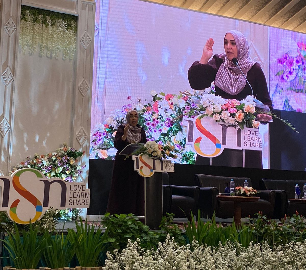 Ustazah Amerika Berbagi Ilmu 'Cara Selamat dari Badai Kehidupan' di Jakarta