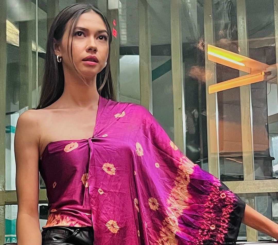 Perpaduan Elegan dan Edgy Look ala Yuki Kato Pakai Batik Modern