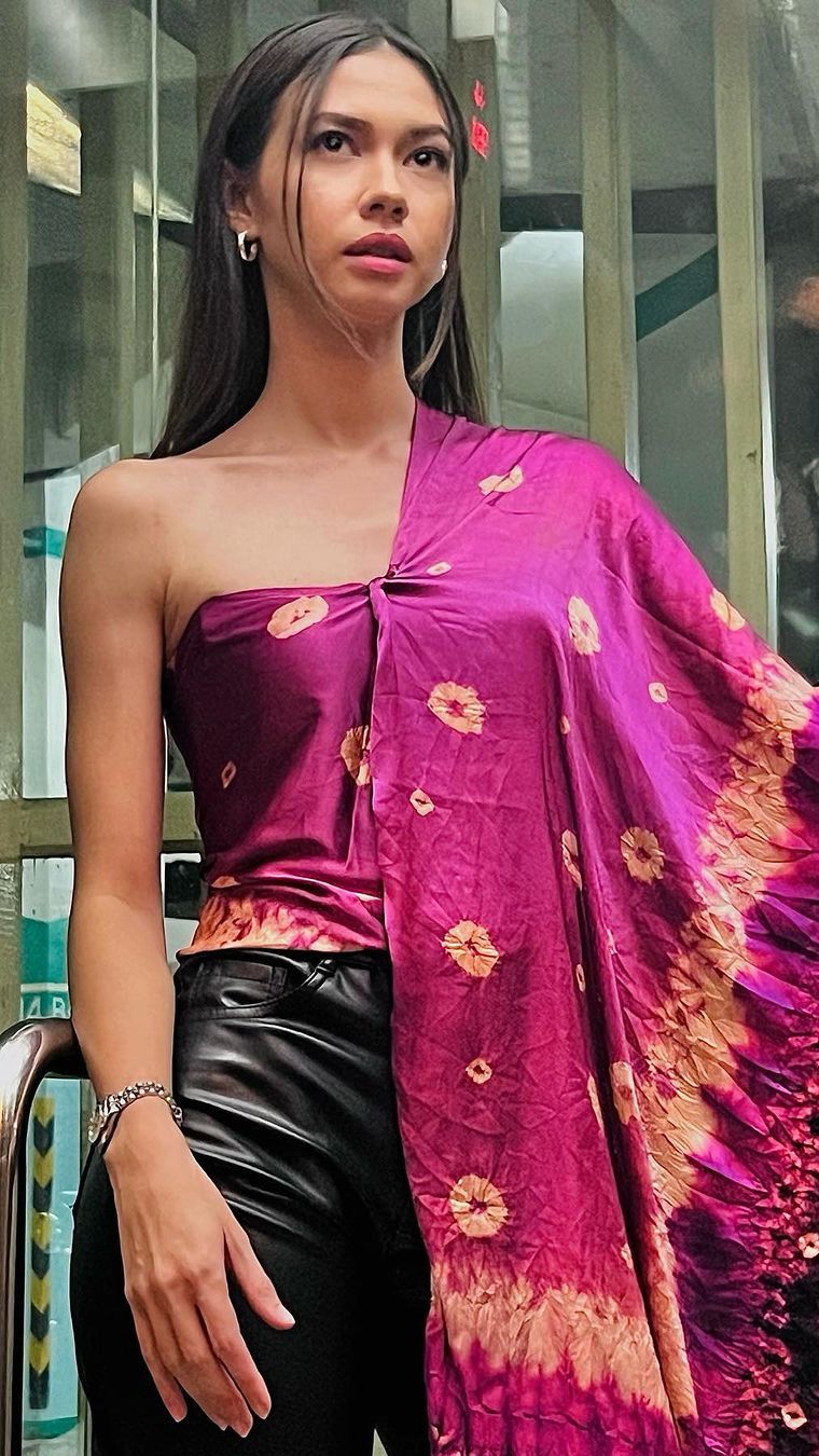 Perpaduan Elegan dan Edgy Look ala Yuki Kato Pakai Batik Modern