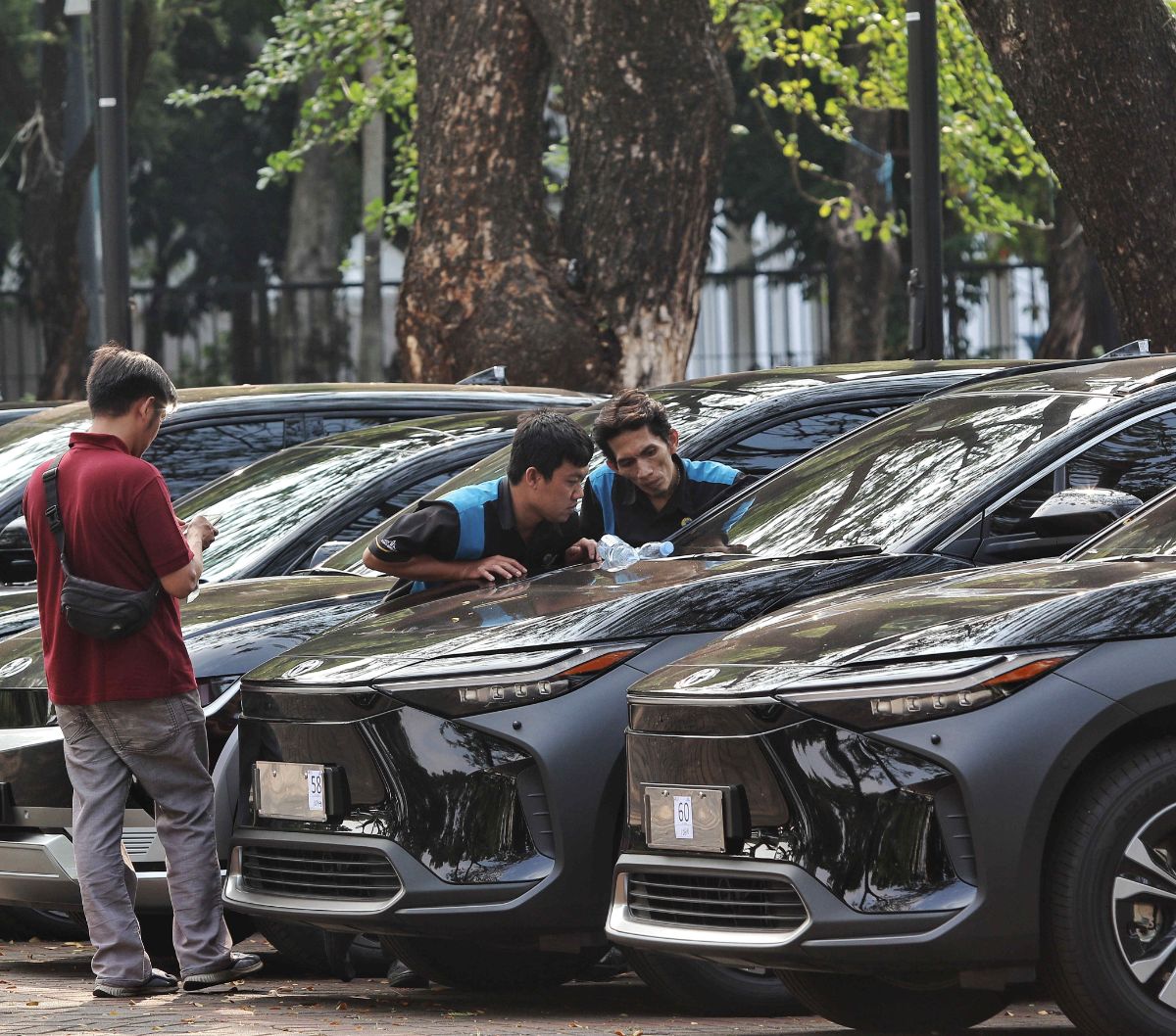 Menjelang KTT ke-43 ASEAN 2023 digelar di Jakarta sejumlah persiapan sedang dilakukan seperti salah satunya penyediaan ratusan mobil listrik untuk keperluan operasional para tamu yang hadir.