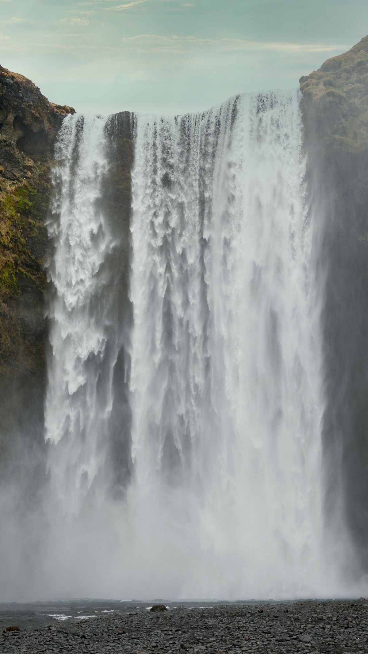 Sensasi Piknik dengan Meja Gantung di Atas Air Terjun, Segini Budget yang Harus Dikeluarkan