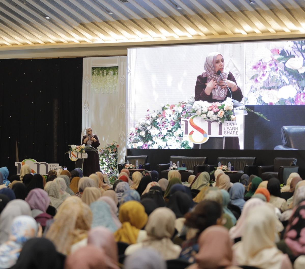 Ustazah Amerika Berbagi Ilmu 'Cara Selamat dari Badai Kehidupan' di Jakarta