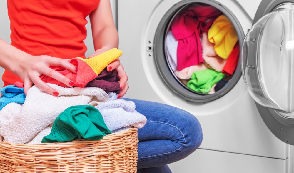 3. Jangan Memasukan Baju Terlalu Banyak di Mesin Cuci