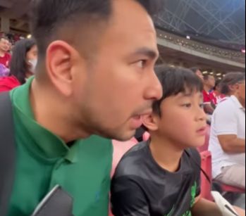 Acara nonton langsung pertandingan sepak bola ini sukses membangun bonding Raffi dengan Rafathar. Di kursi penonton Raffi punya banyak waktu untuk berbincang santai dengan putranya yang selama ini kerap ia tinggal bekerja.