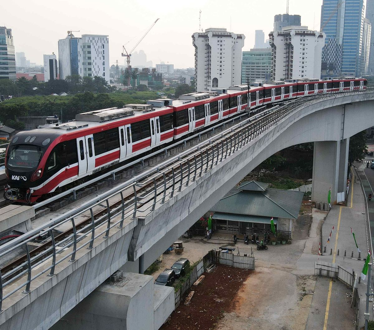 Kereta ringan atau Light Rail Transit (LRT) melintas di jembatan rel lengkung (longspan) LRT Kuningan, Jakarta, Kamis (3/8/2023). Wakil Menteri BUMN Kartika Wirjoatmodjo menyebutkan konstruksi jembatan lengkung dari Gatot Subroto menuju ke Kuningan salah desain.