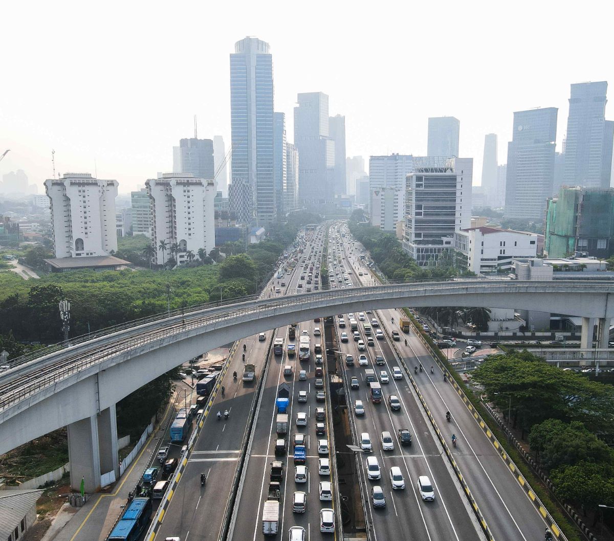 Menhub Budi mengatakan, meski ada penurunan, kecepatan kereta LRT Jabodebek masih bisa terkendali.