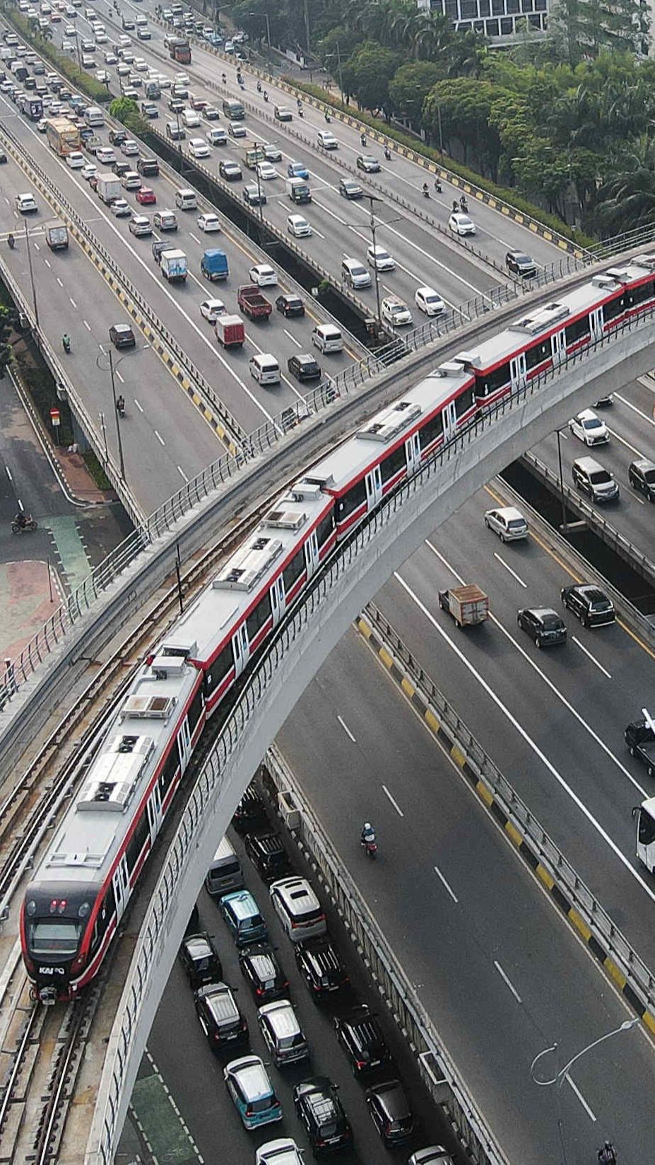 Kesalahan desain tersebut menyebabkan rangkaian kereta LRT yang melintas harus berjalan melambat.