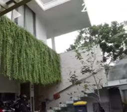 Potret Rumah Mewah Rp50 Miliar Dewi Perssik, Musholanya di Tengah Kolam Renang