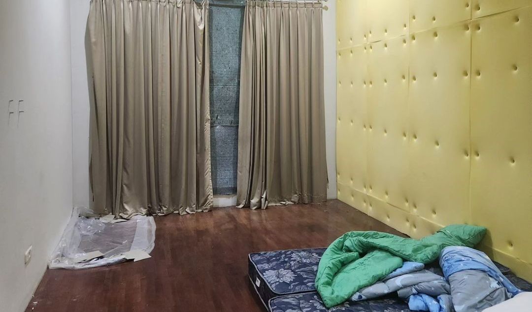 Dari jumlah tempat tidur yang terlihat, rumah ditinggali sekitar 30 orang. Seluruh jendela dan dinding ditutup busa kedap suara, dan menurut penjaga rumah sebelah, mereka tidak pernah keluar rumah (kecuali 3 orang),