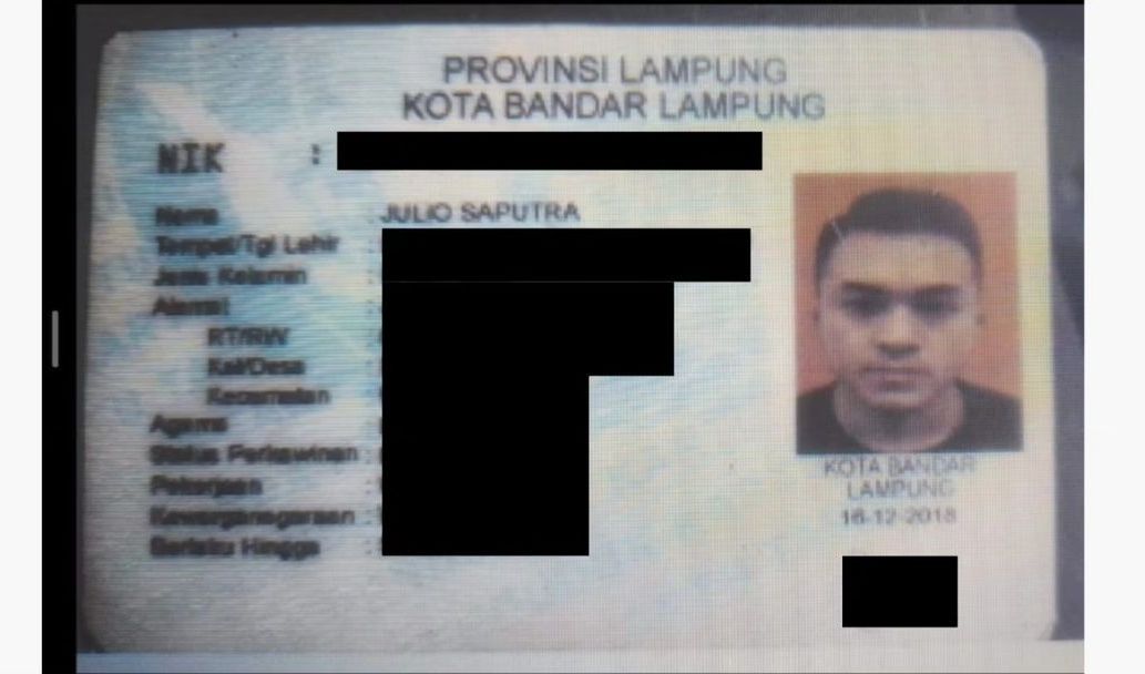 KTP ini PALSU (sudah diverifikasi polisi), dan nama dlm KTP tsb (Julio Saputra) disinyalir bukan nama sebenarnya, namun FOTO yang ada dalam KTP palsu adalah ASLI adanya krn orang tsb pernah menemui saya utk keperluan penandatanganan kontrak sewa rumah,