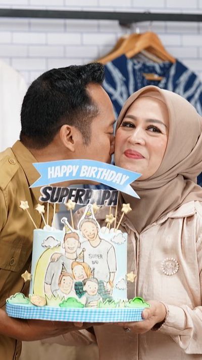 Sang istri pun dengan setia ikut berjuang bersama selama masa-masa sulit mereka